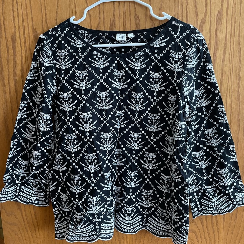 Gap Women’s Eyelet Top Size Small